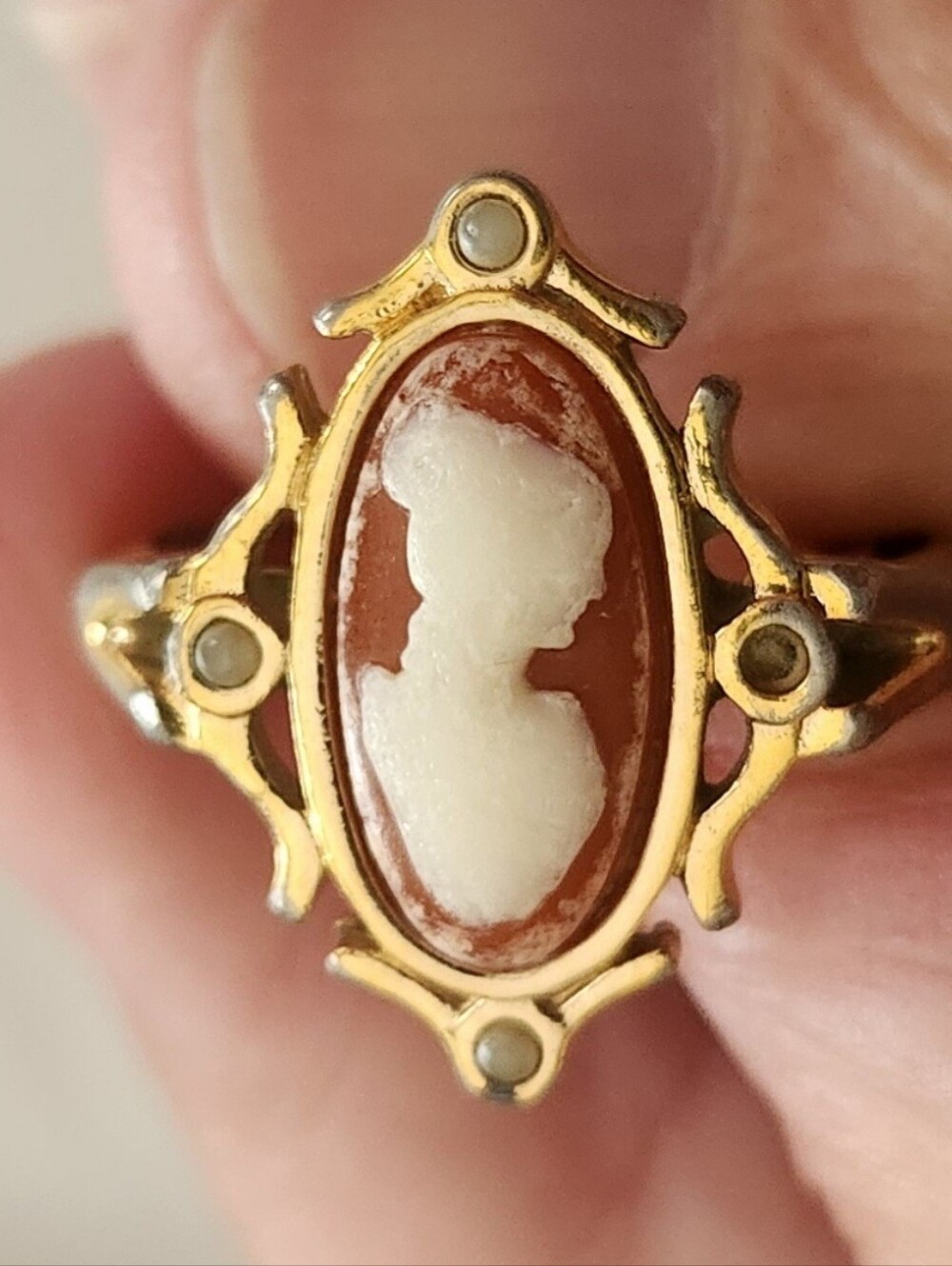 Vintage Avon Cameo Ring